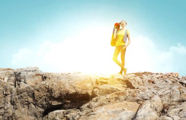 Kaykaylı güzel bir genç kız. Karışık ortam