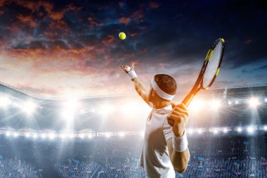 Stadyumda profesyonel tenis oyuncusu. Karışık ortam