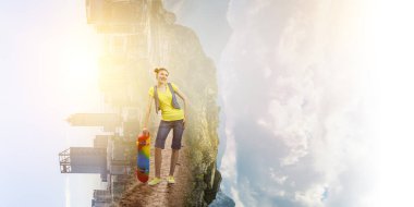 Kaykaylı güzel bir genç kız. Karışık ortam