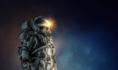 Keşfedilmemiş bir gezegende yürüyen astronot. Karışık ortam