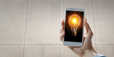 Yaratıcılığın ve yeni fikirlerin sembolü olan ampul. Karışık ortam