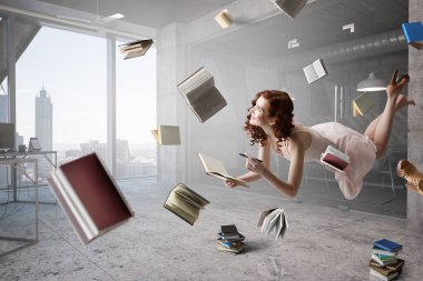 Genç bir kadın kitap okurken havaya yükselir. Karışık ortam