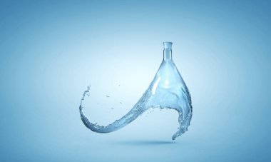 Cam şişeden su sıçrıyor. Karışık ortam