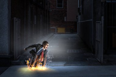 Kararlı iş adamı asfaltta yangın izleri bırakıyor. Karışık ortam