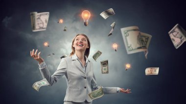 İş kadını ve ampuller. İletişim ve yenilik kavramı. Karışık ortam