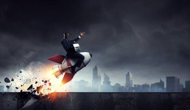 Kararlı iş adamı başarıya giden yolda yangın izleri bırakıyor. Karışık ortam