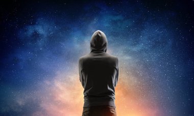 Kapüşonlu bir adamın silueti. karışık ortam