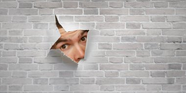 Erkek yüzü kağıttaki delikten geçmiş. Karışık ortam