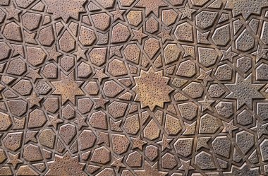Geleneksel İslami süslemeli ahşap kapının ayrıntıları. Antik İran geometrik desenli ahşap pencere panjuru. Ahşap için sanatsal oymalarla süslenmiş doğu süsü.