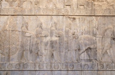 Suriyeli yabancı elçilerin hediyeleri ve bağışlarıyla, Persepolis, İran 'a yardım eden kadim duvar. UNESCO dünya mirası sahası