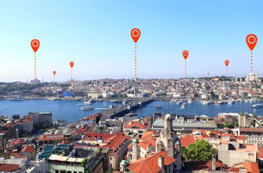 Ağ bağlantısı kavramı. İstanbul 'da kırmızı lokasyon iğnesiyle hava manzarası. Küresel konumlandırma sistemi pin haritası. İstanbul, Süleyman Camii ve Boğaz manzaralı haritalar, Türkiye 