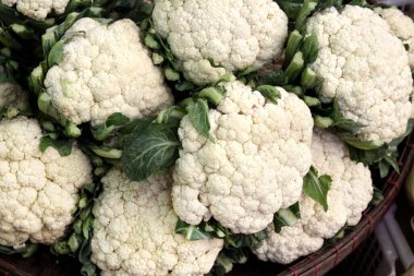 Hasır sepette taze karnabahar, sabah pazarı, Myanmar (Burma)