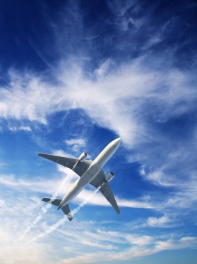 Günbatımında dumanı takip eden uçak ve jetlerle dikey arka plan. Uçak ve yoğunlaşma izleri. Güneşin doğuşunda bulutlu sisli bir jet ve uçak. Dünyayı dolaşmak.