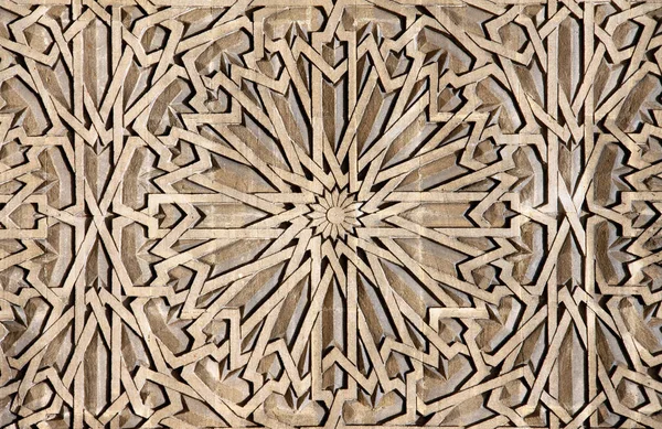 木门上的传统伊斯兰装饰 窗户百叶窗与古老的虹膜图案 带有木雕的古代阿拉伯饰物 — 图库照片