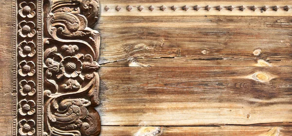 垂直或水平的背景与木雕框架与花卉装饰 木制表面上刻着古老的装饰边框 模拟模板 文本的复制空间 — 图库照片