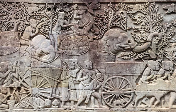 有名なランドマークアンコールワット複合体 シェムリアップ カンボジアのプラサート バイヨン寺院の壁彫刻 象を描いた救済 ユネスコ世界遺産 — ストック写真