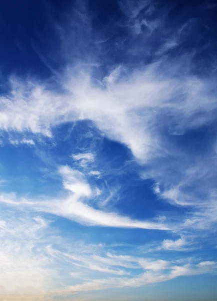 蓝天上的白云 美丽的自然景观 日落时分的云彩 具有日出天景的垂直背景 — 图库照片