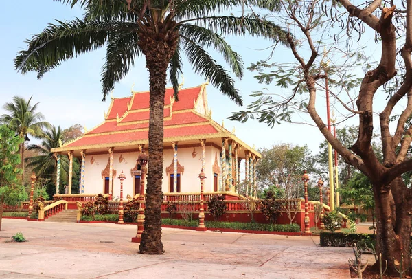 亚洲印度支那 柬埔寨班隆旁边的佛教寺院的展馆和棕榈 — 图库照片