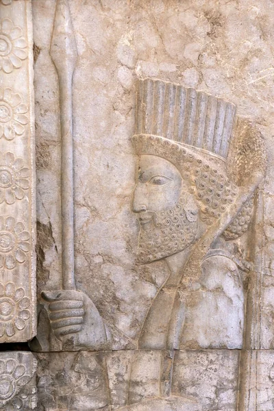 Ősi Fal Domborművel Asszír Harcossal Lándzsával Perszepoliszban Iránban Unesco Világörökségi — Stock Fotó