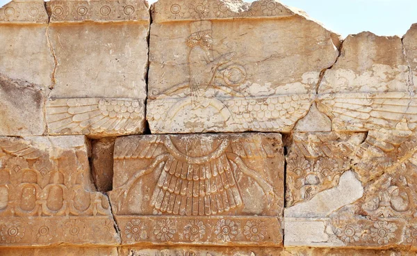 Antigua Muralla Con Bajorrelieve Del Dios Zoroastriano Faravahar Frahvahar Persépolis —  Fotos de Stock
