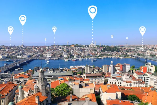 网络连接的概念 伊斯坦布尔的空中景观与位置胸针 全球定位系统销图 土耳其伊斯坦布尔 苏莱曼尼亚清真寺和博斯普鲁斯上图钉 — 图库照片