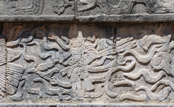 Scultura Bassorilievo Con Guerriero Indiano Serpenti Civiltà Maya Precolombiana Chichen — Foto Stock