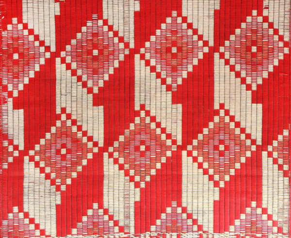 伝統的なアジアの幾何学模様を持つ姉妹マット 赤と黄色の装飾が施された手作りのラグをジュート — ストック写真