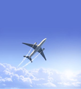 Gökyüzünde dumanı takip eden uçak ve jetlerle dikey bir arka plan. Uçak ve yoğunlaşma izleri. Sisli bir jet ve beyaz bulutlu mavi gökyüzünde bir uçak. Dünyayı dolaşmak.