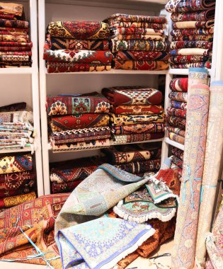 İran 'ın İsfahan şehrinin tarihi merkezinde yer alan eski Büyük Çarşı' daki geleneksel İran halıları dükkanı.