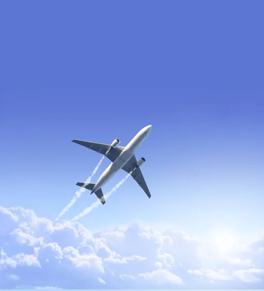垂直的自然背景 飞机和喷气式飞机在空中尾随烟雾 飞机和冷凝痕迹 多雾的小道喷气式飞机 在蓝天中 白云弥漫 旅行世界的概念 — 图库照片