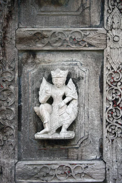 Szczegóły Starożytnych Drewnianych Rzeźbione Ozdoby Ścienne Mitycznego Bohatera Klasztor Shwenandaw — Zdjęcie stockowe