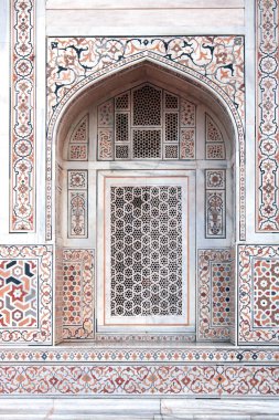 Kehribar, carnelian, jasper, lapis lazuli, onyx, topaz ve mermer mozaiklerle süslenmiş ünlü Itimad-ud-Daula mozolesinin kemeri. Antik dekoratif duvar, Agra, Uttar Pradesh, Hindistan