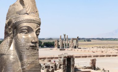 Persepolis 'in en iyi manzarası. İran 'ın başkenti Persepolis' te bulunan Asur koruyucu tanrısı lamassu 'nun taş heykelleri ile tüm ulusların geçidi (Xerxes Gate) arkeolojik alanda hava manzarası. UNESCO dünya mirası sahası