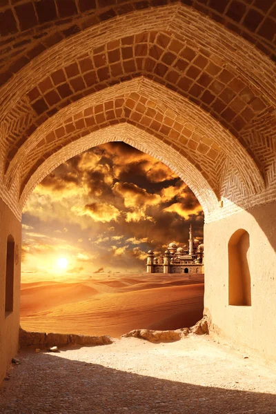 古老的拱门在沙漠入口 透过石拱可以看到沙丘和难以置信的失落的城市 美丽的沙漠风景 沙丘和神话般的东方城堡 落日的天空背景 — 图库照片