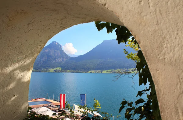 Utsikt Över Wolfgangsee Sjön Genom Fönstret Den Medeltida Fästningsmuren Österrike — Stockfoto