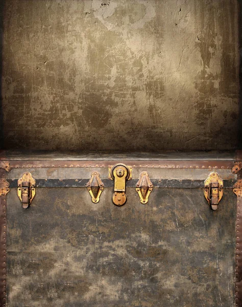 Retro Hintergrund Mit Stuckwand Und Vintage Holztruhe Aus Leder Mit — Stockfoto