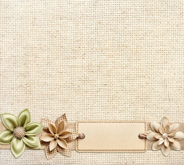 Horizontální Pozadí Ručně Vyrobenými Plstěnými Květinami Lepenkovou Visačkou Béžové Plátně — Stock fotografie