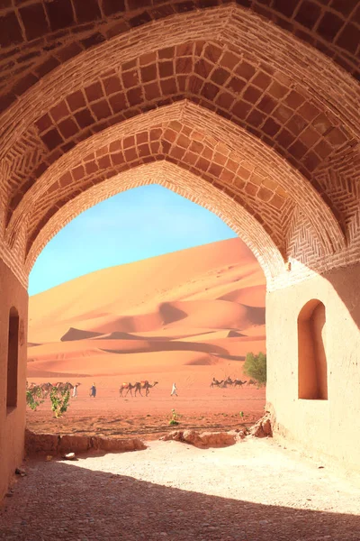 Antiker Bogen Eingang Zur Wüste Blick Auf Sanddünen Durch Steinbogen — Stockfoto