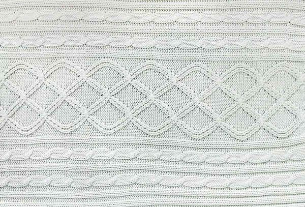 ケーブル編みステッチパターンと白い色のウールセーターテクスチャ オーナメント付き天然ニットウールホワイト素材 手編みの生地の質感と水平または垂直の背景 — ストック写真
