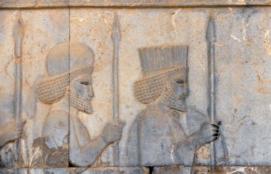 Mızraklı iki Suriyeli savaşçının olduğu eski bir duvar, Persepolis, İran. UNESCO dünya mirası sahası