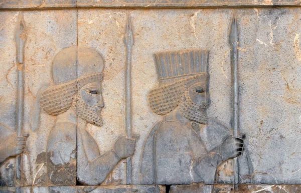 Antigua Muralla Con Bajorrelieve Con Dos Guerreros Asirios Con Lanzas — Foto de Stock