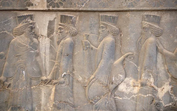 Suriyeli yabancı elçilerin hediyeleri ve bağışlarıyla, Persepolis, İran 'a yardım eden kadim duvar. UNESCO dünya mirası sahası