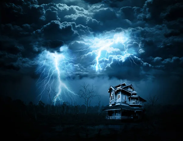 戏剧化的风景 有闹鬼的房子 狂风暴雨的天空 有灯光 雷雨中夜空中的闪电 被遗弃的房屋 狂风暴雨和雷声 以及沼泽地上空的闪电 3D渲染 — 图库照片#