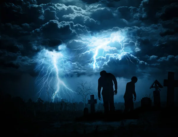 戏剧化的风景 墓地里有僵尸 雷雨中天空中的闪电 在墓地里走着死去的人 在沼泽地里打雷和闪电的猛烈风暴 僵尸启示录 3D渲染 — 图库照片#