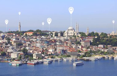 Ağ bağlantısı kavramı. İstanbul 'un hava görüntüsü ve lokasyon iğnesi. Küresel konumlandırma sistemi pin haritası. İstanbul, Süleyman Camii ve Boğaz manzaralı haritalar, Türkiye 