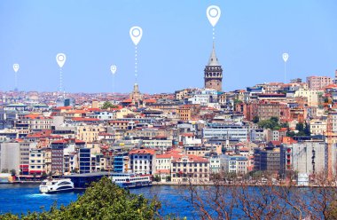 Ağ bağlantısı kavramı. İstanbul 'un hava görüntüsü ve lokasyon iğnesi. Küresel konumlandırma sistemi pin haritası. Harita iğneleri Galata Kulesi 'ndeki Topkapı sarayı ve İstanbul-Türkiye' nin Beyoğlu ilçesinden görülüyor