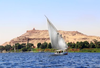 Geleneksel yelkenli teknesi felucca, Aswan, Mısır yakınlarındaki Nil nehri. Ünlü bir turistik eğlence - yelkenli gezisi