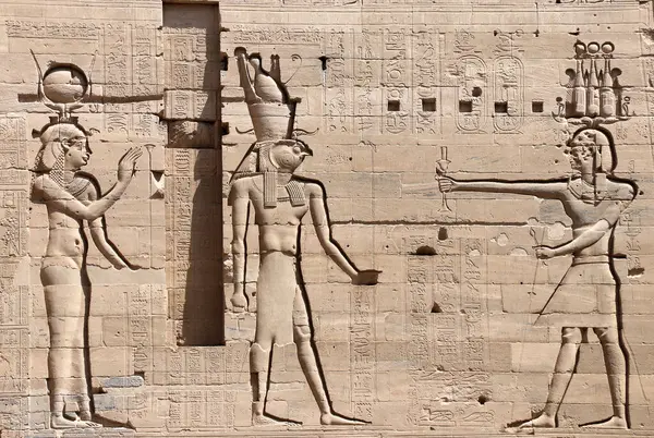 Bajorrelieve Egipcio Antiguo Pared Piedra Con Figuras Diosa Isis Dios — Foto de Stock