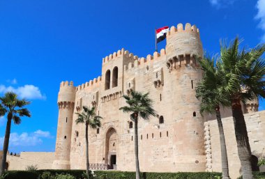 Qaitbay Kalesi (15. yüzyıl kalesi), İskenderiye, Mısır, Kuzey Afrika. Akdeniz kıyısında yer alan ünlü Qaitbay Kalesi (Bey Kalesi) savunma kalesi