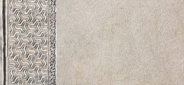 Eski oyma taş süslemeleri ile geçmişe dönük arka plan. Geometrik taş levrek ve geleneksel İslami süs. Ortaçağ taş duvarında oryantal süs. Şablon oluşturun. Metin için alanı kopyala